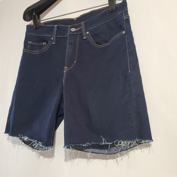 Levi's Women's Bermuda Cutoff Shorts Dark Rinse Wash Size 27 Classic Casual - Picture 2 of 9